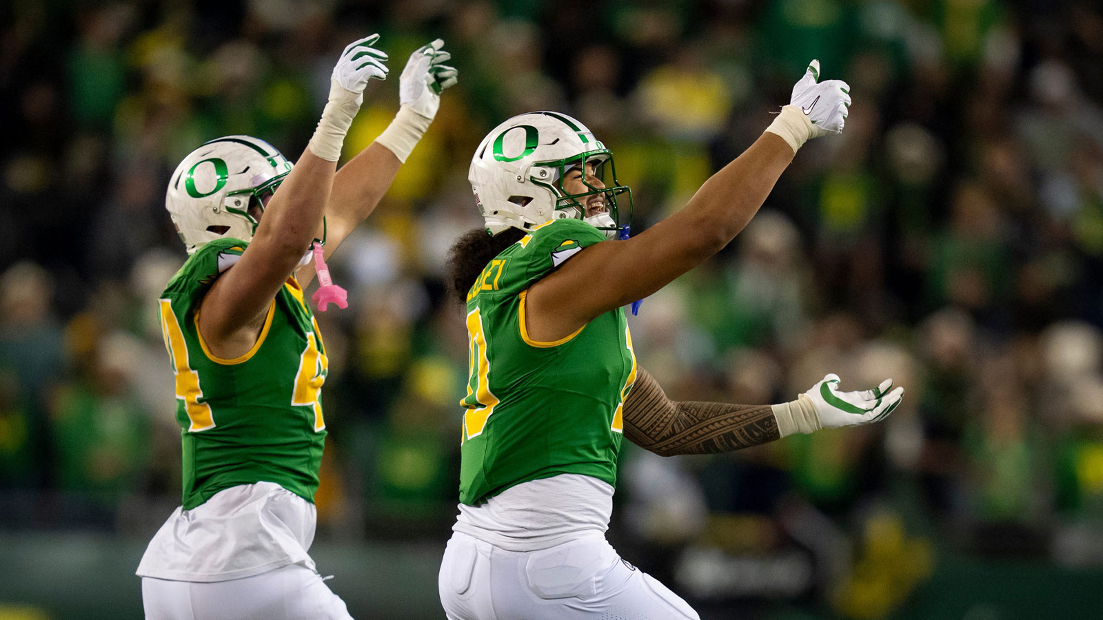https://wp.clutchpoints.com/wp-content/uploads/2026/01/Oregon-outside-linebackers-Matayo-Uiagalelei-right-and-Teitum-Tuioti.jpg