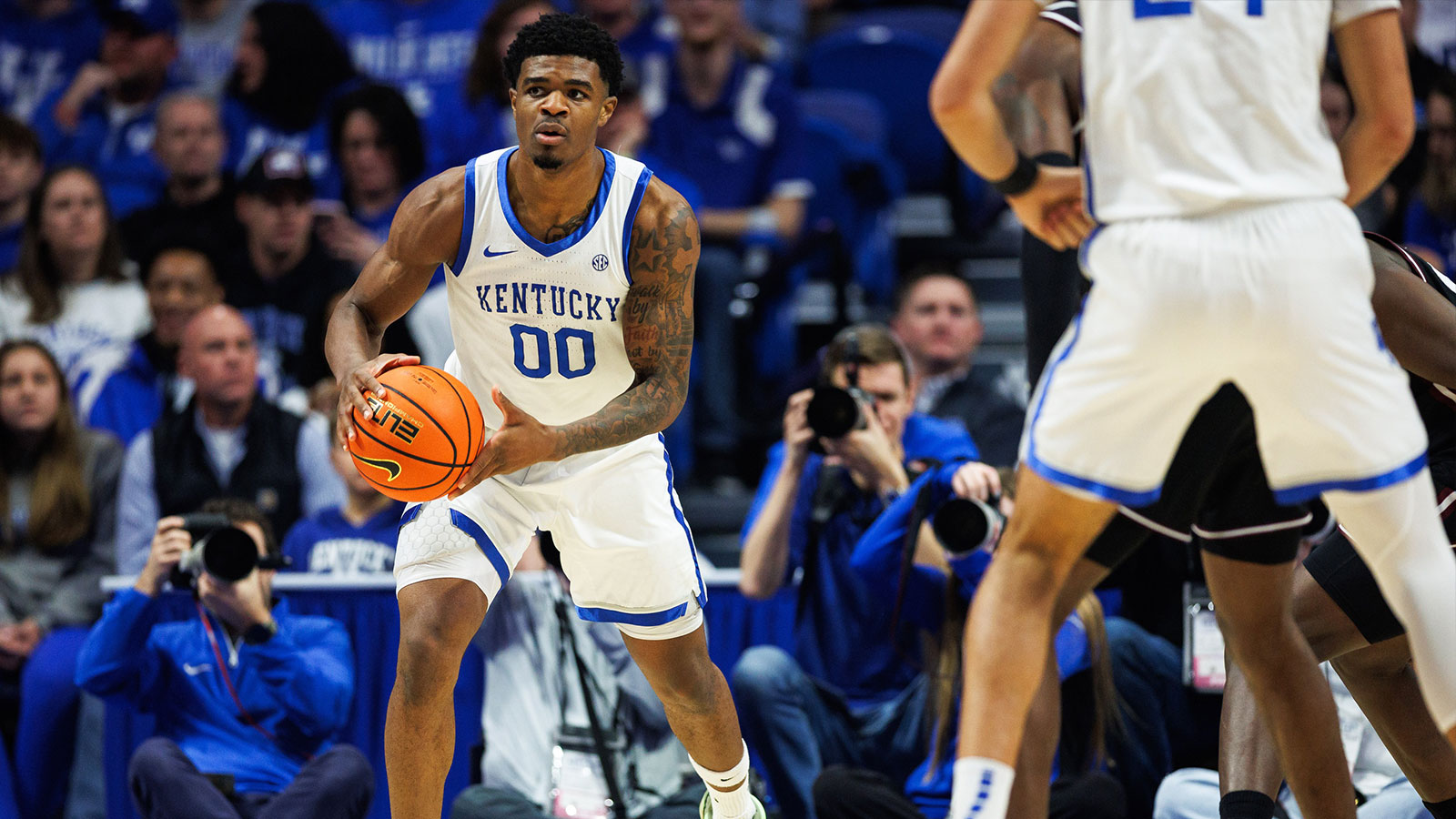 Kentucky Wildcats guard Otega Oweh (00) looks to pass the ball during the first half against the Mississippi State Bulldogs at Rupp Arena at Central Bank Center. 
