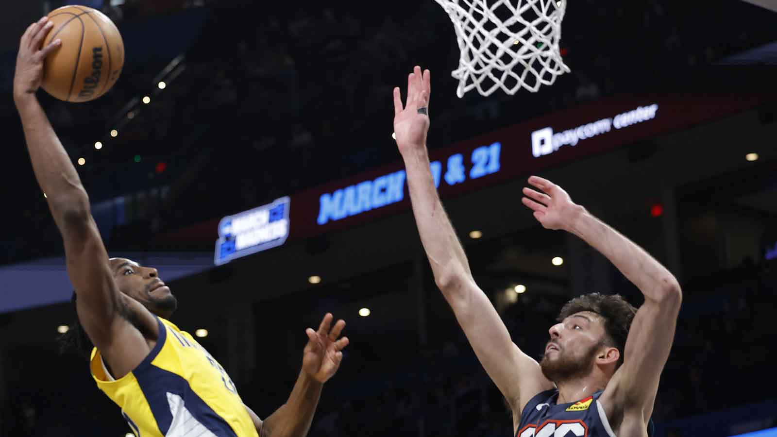Pacers’ Aaron Nesmith throws down epic dunk over Thunder’s Chet Holmgren