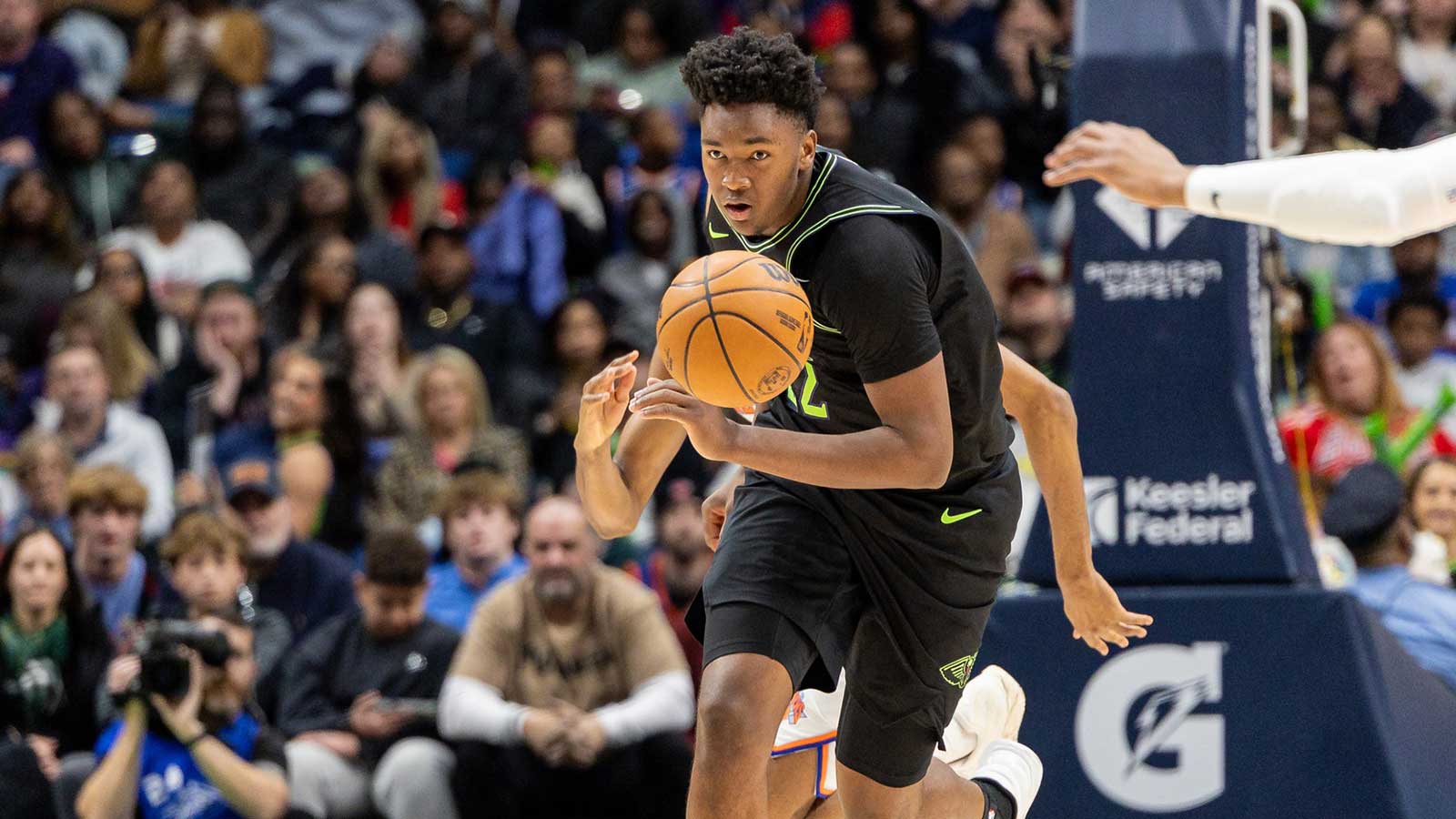 Pelicans center Derik Queen (22) brings the ball up court against the New York Knicks during the second half at Smoothie King Center