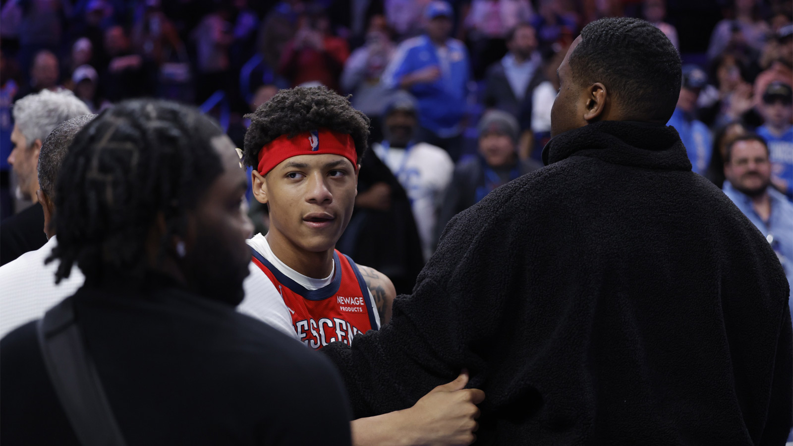 Pelicans guard Jeremiah Fears (0) is pulled away from a scuffle with Oklahoma City Thunder guard Luguentz Dort (5) at the end of the game at Paycom Center