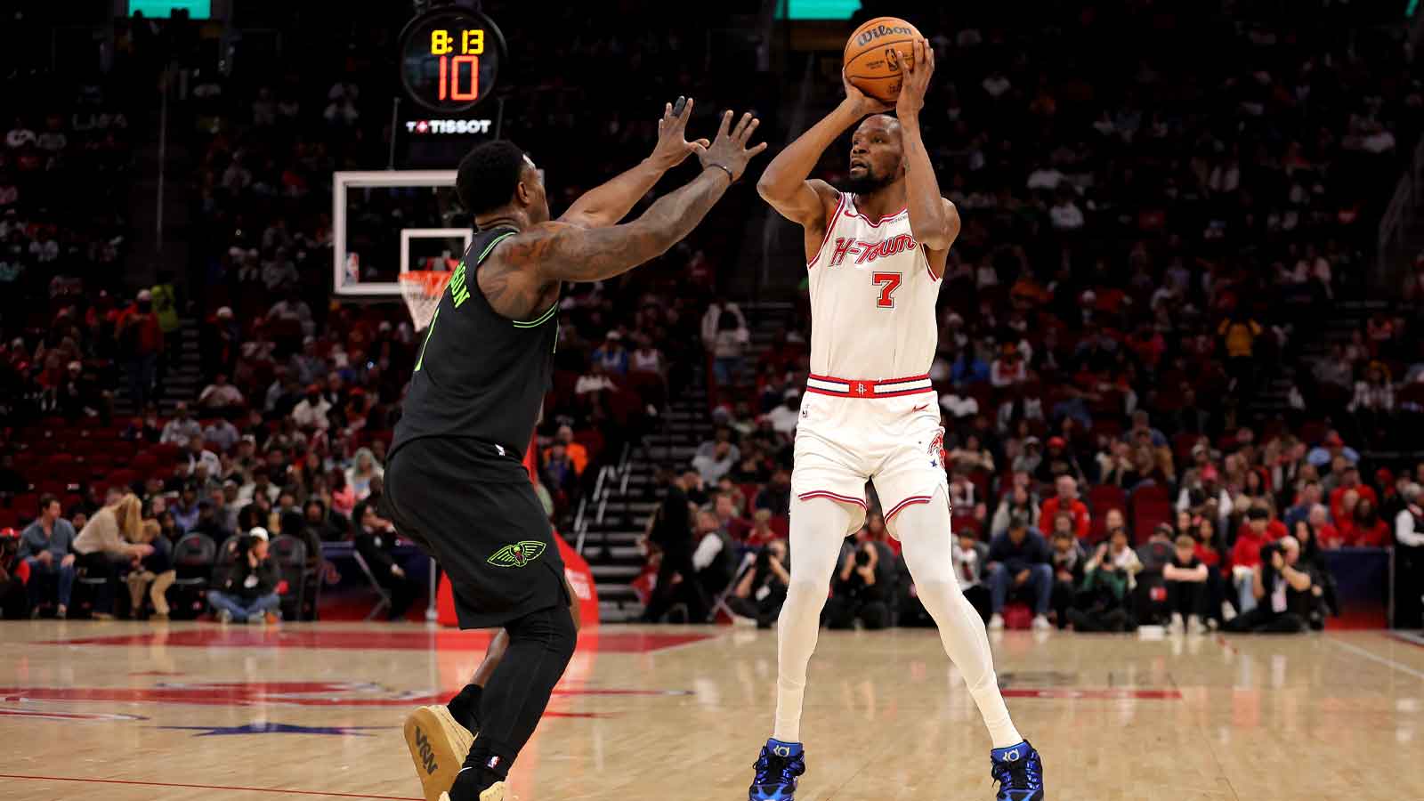 Houston Rockets forward Kevin Durant (7) shoots against New Orleans Pelicans forward Zion Williamson (1) during the first quarter at Toyota Center.