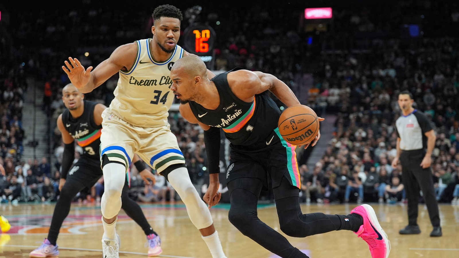 Spurs’ Victor Wembanyama gets lofty praise from Giannis Antetokounmpo