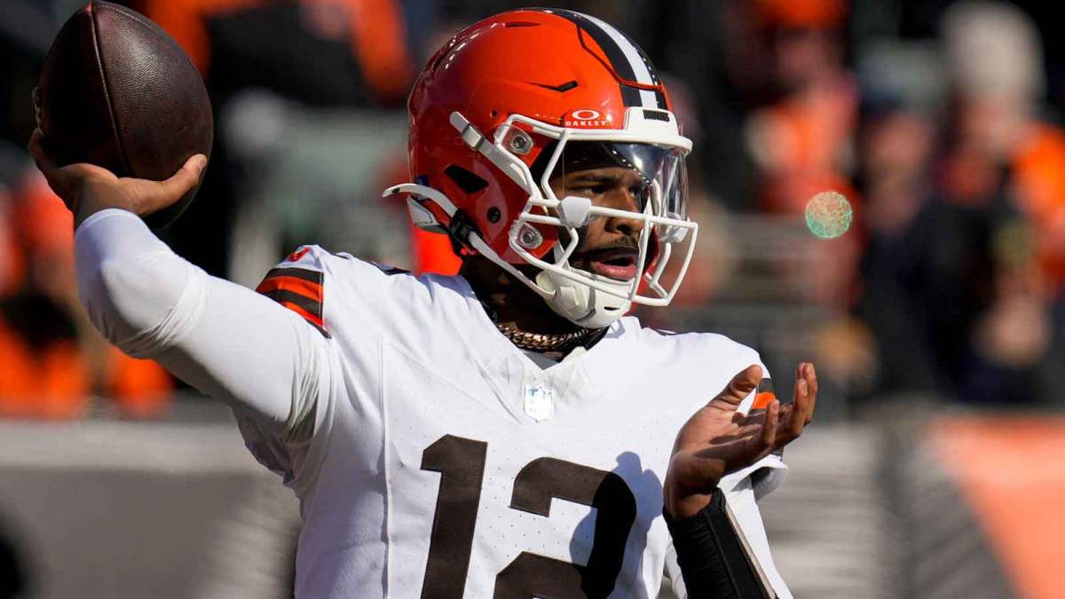 Cleveland Browns quarterback Shedeur Sanders (12) throws a pass in the first quarter of the NFL Week 18 game between the Cincinnati Bengals and the Cleveland Browns at Paycor Stadium.
