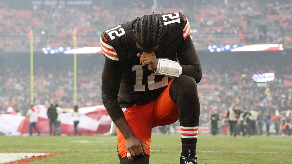 Cleveland Browns quarterback Shedeur Sanders (12) kneels before the game against the Pittsburgh Steelers at Huntington Bank Field.