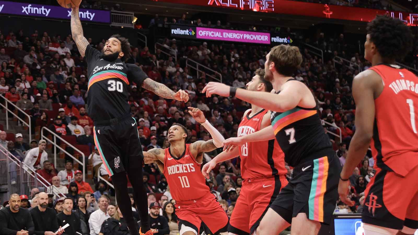 Spurs’ Julian Champagnie outshoots the Rockets from 3-point range in 1st half