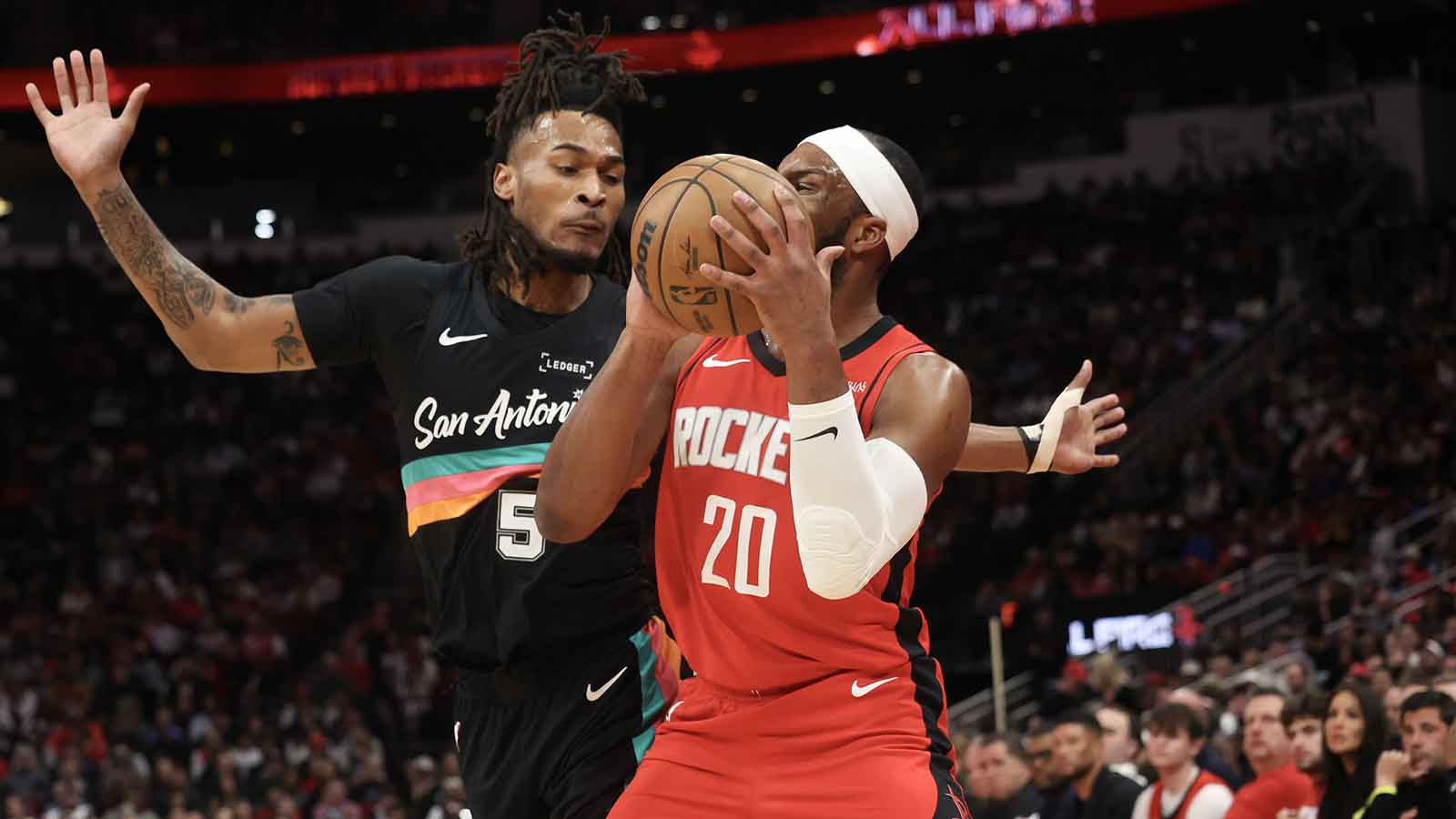 Spurs’ Stephon Castle dazzles fans with and-1 windmill dunk