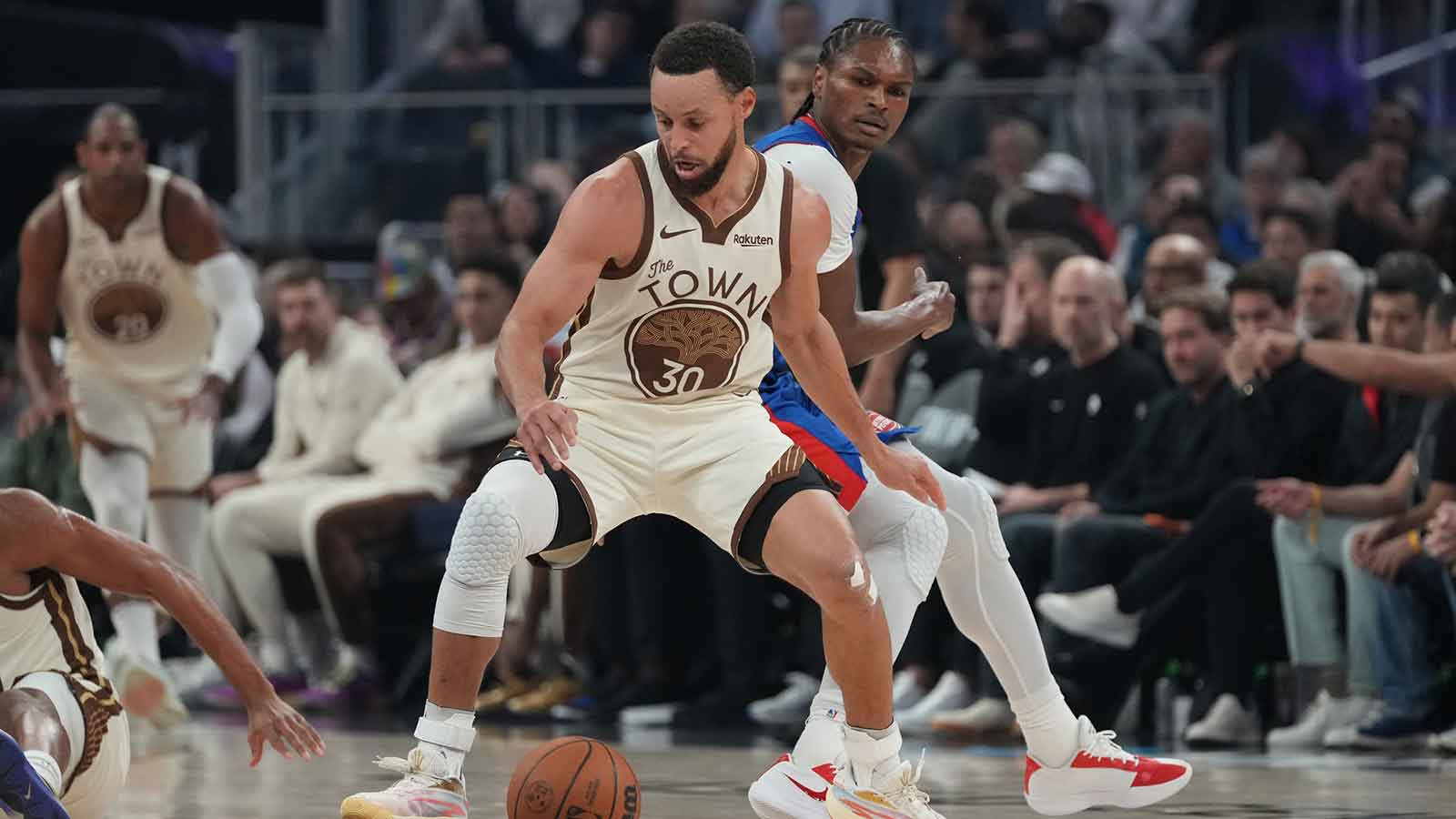 Golden State Warriors guard Stephen Curry (30) turns the ball over in front of Detroit Pistons guard Ausar Thompson (9) in the first quarter at the Chase Center.
