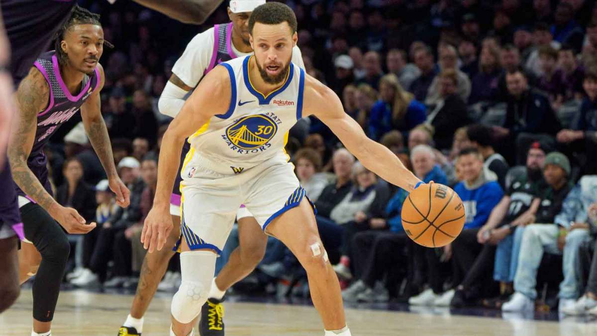 Golden State Warriors guard Stephen Curry (30) drives to the basket against the Minnesota Timberwolves in the fourth quarter at Target Center.