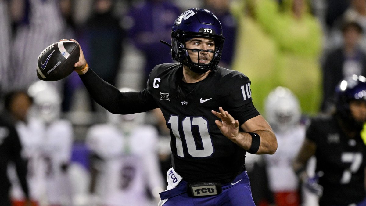 TCU Horned Frogs quarterback Josh Hoover (10) throws the ball during the second half against the Cincinnati Bearcats at Amon G. Carter Stadium.