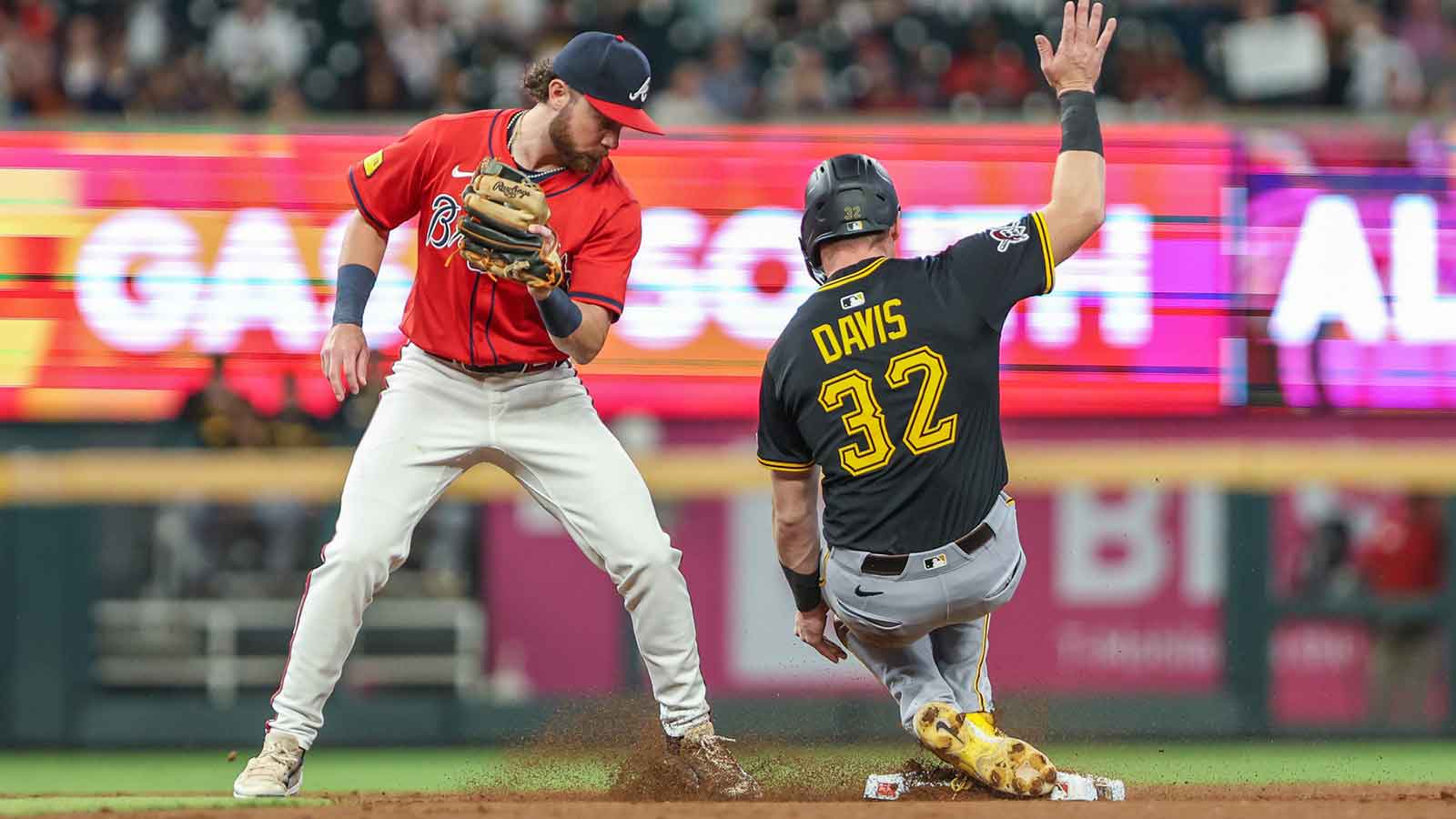 Rays acquire infielder, pitcher in Braves trade