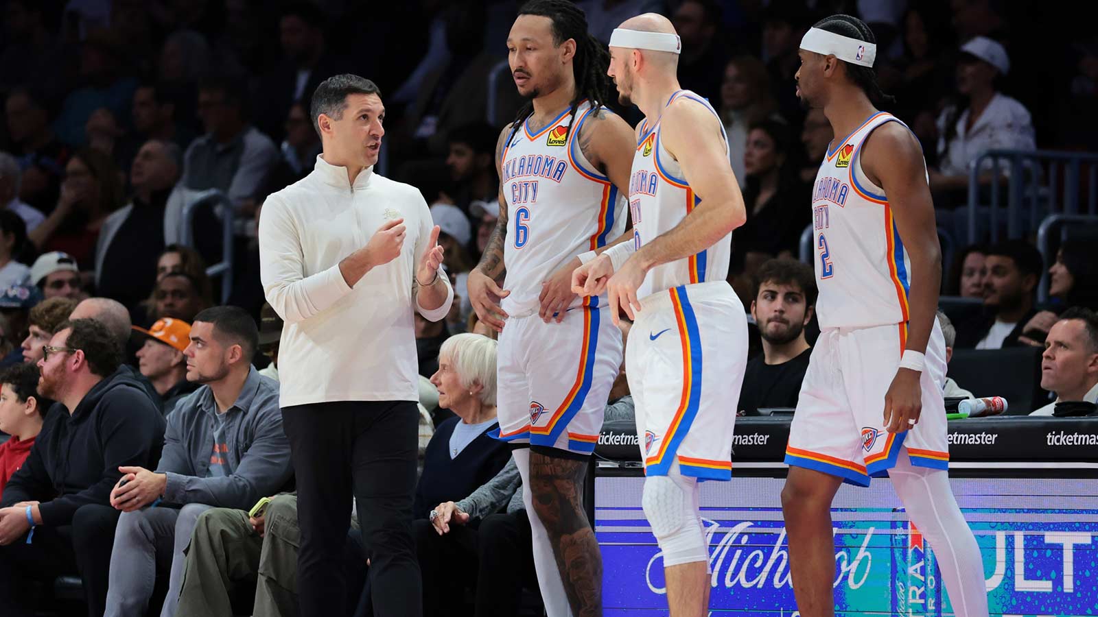 Thunder head coach Mark Daigneault speaks to forward Jaylin Williams (6), guard Alex Caruso (9), and guard Shai Gilgeous-Alexander (2) against the Miami Heat during the fourth quarter at Kaseya Center