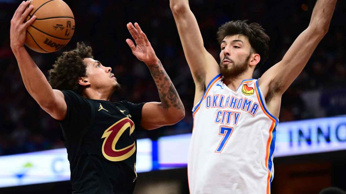 Cavs guard Craig Porter Jr. (9) drives to the basket against Oklahoma City Thunder center Chet Holmgren (7) during the second half at Rocket Arena