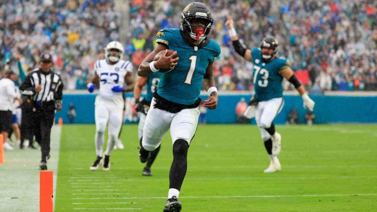 Jacksonville Jaguars running back Travis Etienne Jr. (1) scores a rushing touchdown during the second quarter of an NFL football game at EverBank Stadium, Sunday, Dec. 7, 2025, in Jacksonville, Fla.