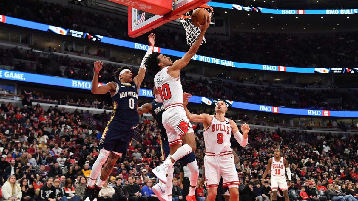 Chicago Bulls guard Tre Jones (30) goes up for a shot against New Orleans Pelicans guard Jeremiah Fears (0) during the first half at United Center.