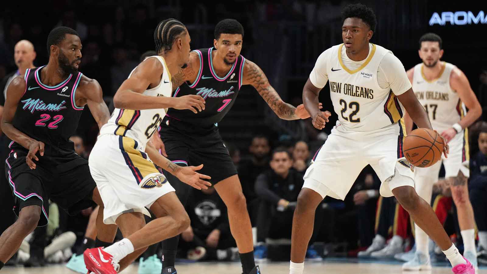 New Orleans Pelicans center Derik Queen (22) looks pass the ball as New Orleans Pelicans forward Trey Murphy III (25) rotates against the Miami Heat during the first half at Kaseya Center.