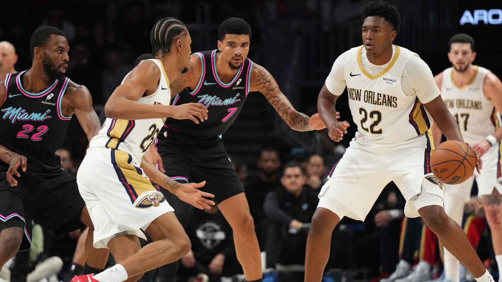 New Orleans Pelicans center Derik Queen (22) looks pass the ball as New Orleans Pelicans forward Trey Murphy III (25) rotates against the Miami Heat during the first half at Kaseya Center.