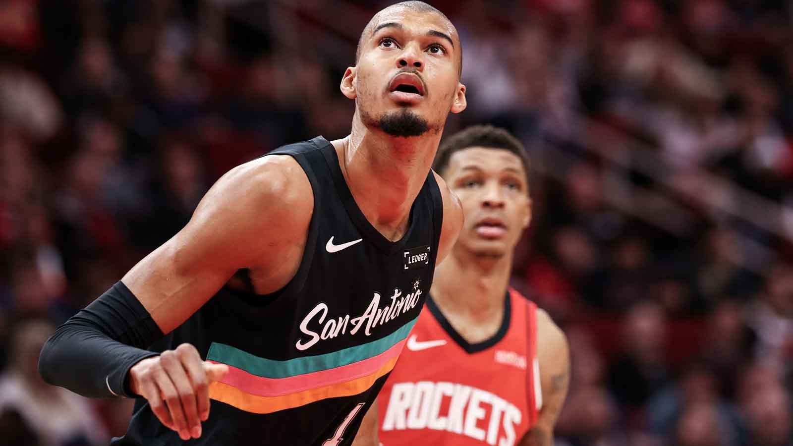 Spurs’ Victor Wembanyama throws down Stephon Castle lob vs. Rockets