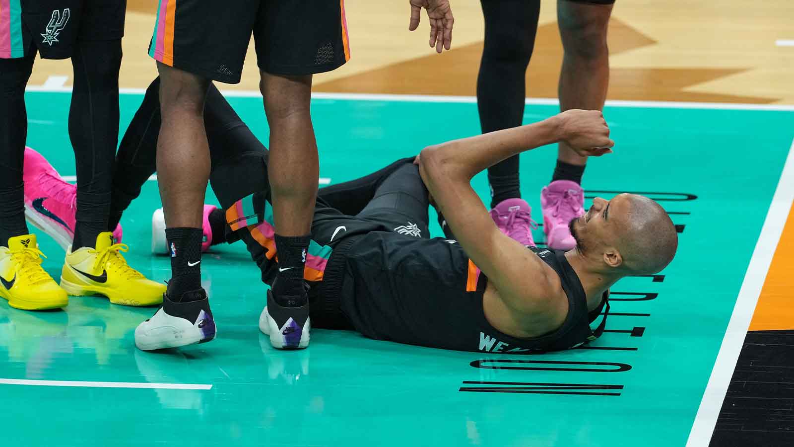 Spurs star Victor Wembanyama suffers injury scare during Bucks game