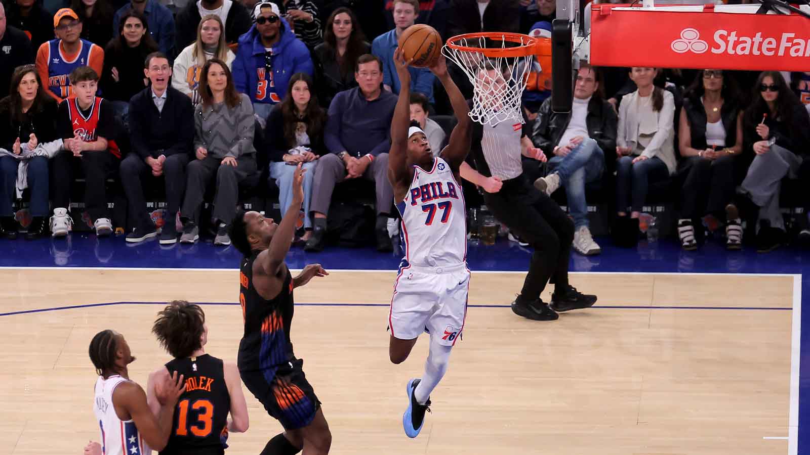Philadelphia 76ers guard VJ Edgecombe (77) drives to the basket against New York Knicks forward Og Anunoby (8) during the fourth quarter at Madison Square Garden.