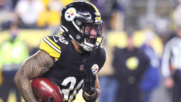 Pittsburgh Steelers running back Jaylen Warren (30) rushes the ball against the Baltimore Ravens during the first half at Acrisure Stadium.