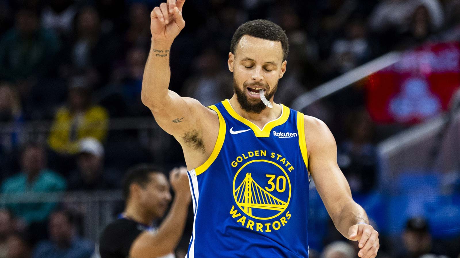 Warriors’ Stephen Curry reacts to setting NBA record with his father Dell