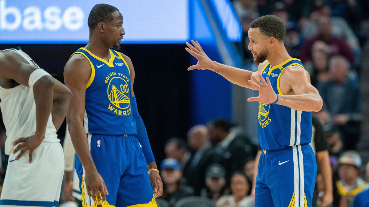 Warriors' Stephen Curry (30) speaks with Jonathan Kuminga
