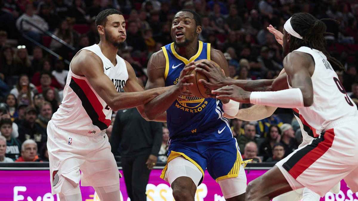 Golden State Warriors forward Jonathan Kuminga (1) drives to the basket during the first half against Portland Trail Blazers forward Kris Murray (24) at Moda Center.