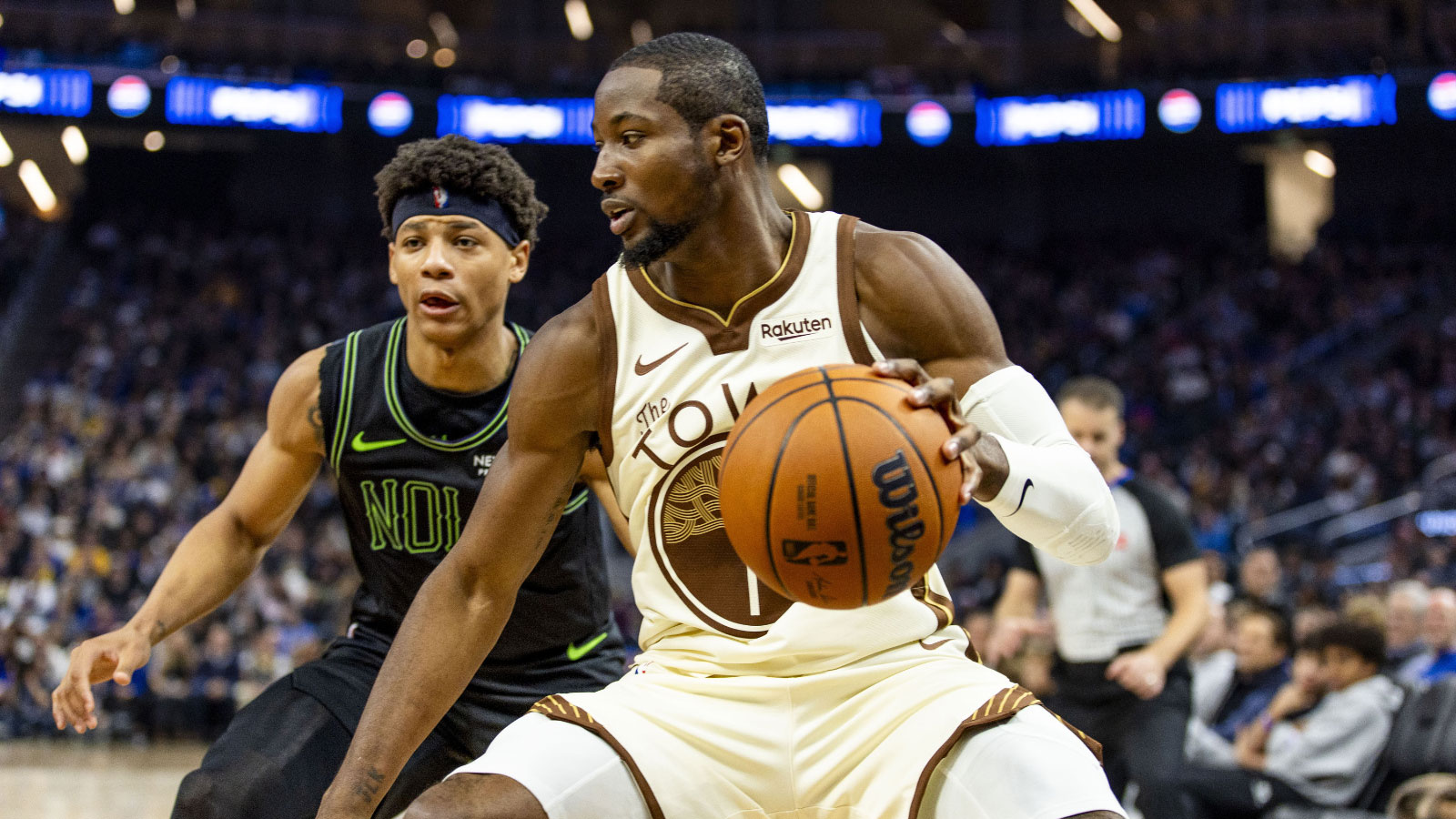 Warriors forward Jonathan Kuminga (1) controls the ball in front of New Orleans Pelicans guard Jeremiah Fears (0) during the third quarter at Chase Center