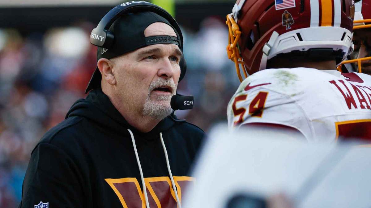 Washington Commanders head coach Dan Quinn speaks to his players in the second half against the Dallas Cowboys at Northwest Stadium.