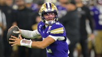 Washington Huskies quarterback Demond Williams Jr. (2) sets to pass in the first half of the LA Bowl against the Boise State Broncos at SoFi Stadium.
