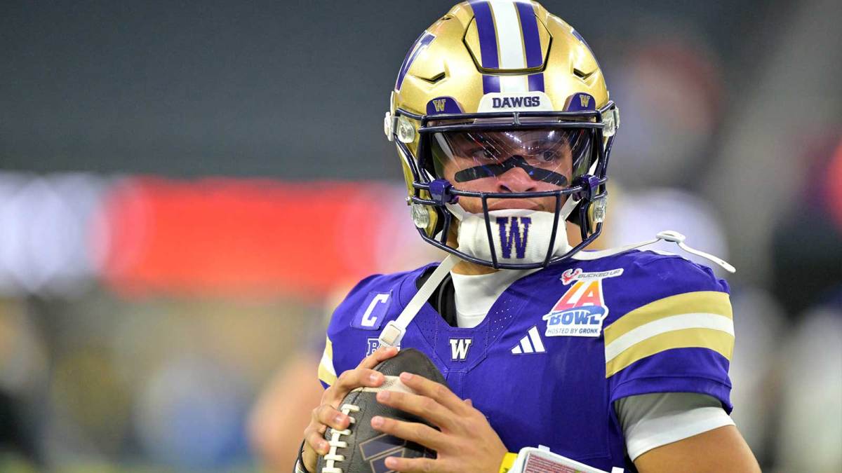 Washington Huskies quarterback Demond Williams Jr. (2) warms up prior to the LA Bowl Game against the Boise State Broncos at SoFi Stadium.