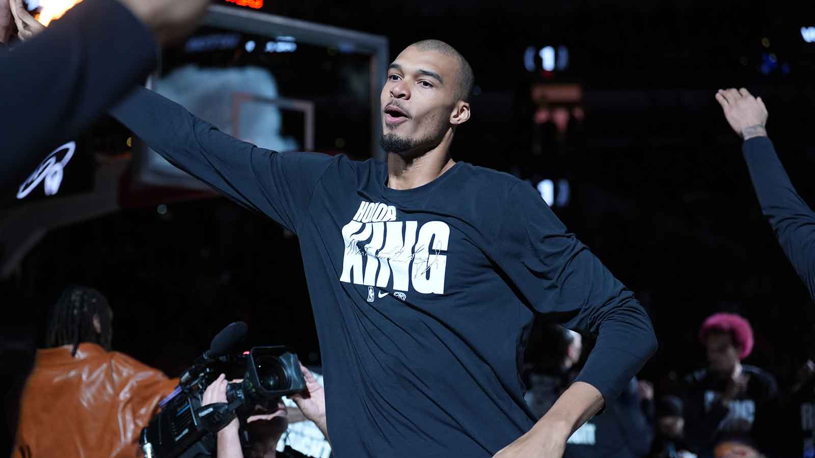 Watch Spurs’ Victor Wembanyama shoot over Kevin Durant with ease