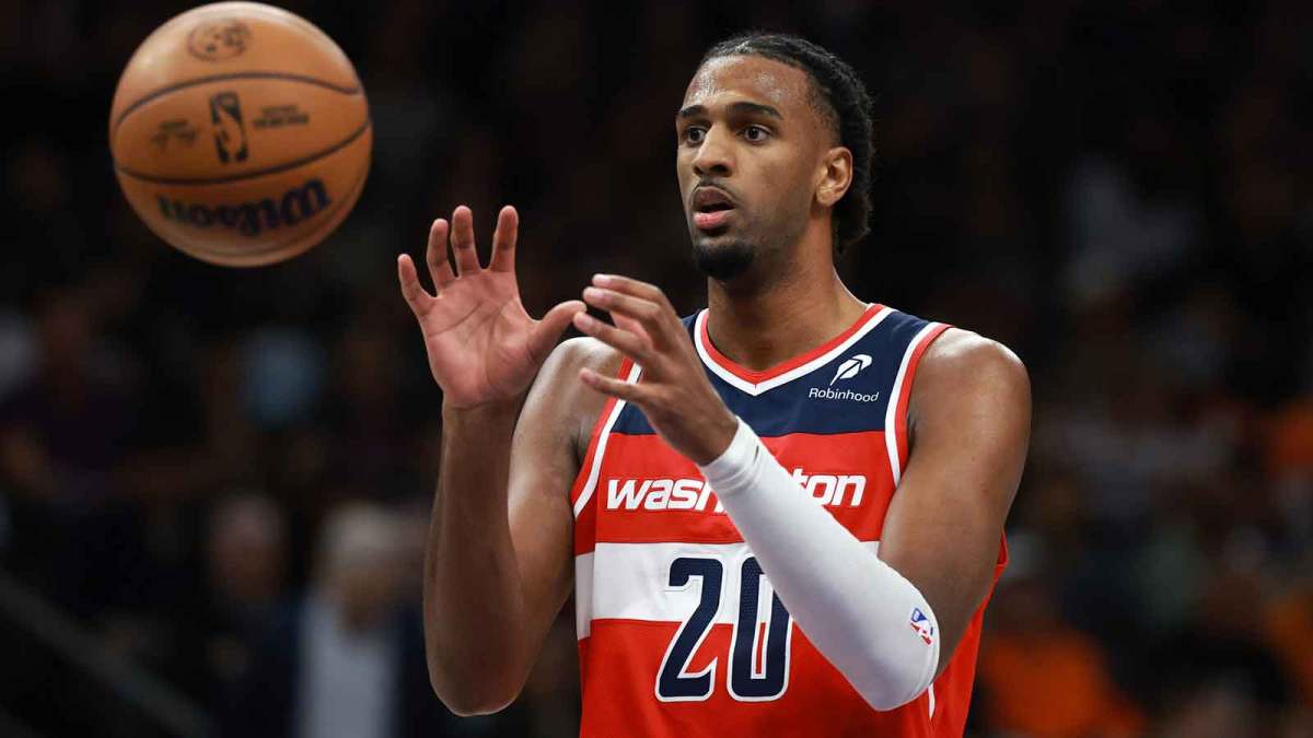 Washington Wizards center Alex Sarr (20) against the Phoenix Suns at Mortgage Matchup Center.
