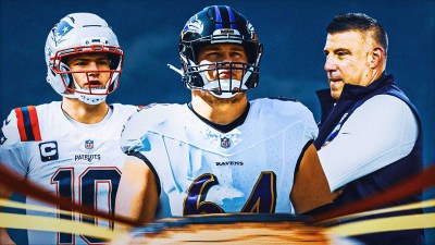 Tyler Linderbaum in the middle, Drake Maye and coach Mike Vrabel around him, Blue skies in the background