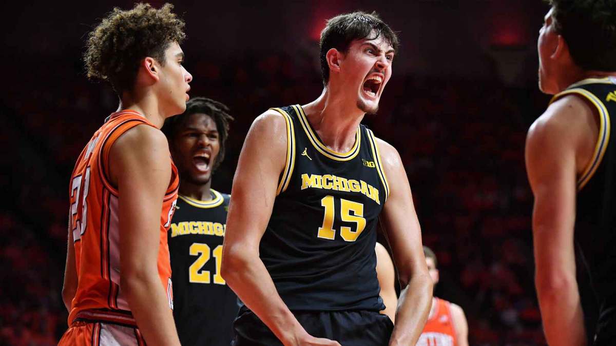 Michigan Wolverines center Aday Mara (15) reacts after scoring during the second half against the Illinois Fighting Illini at State Farm Center.