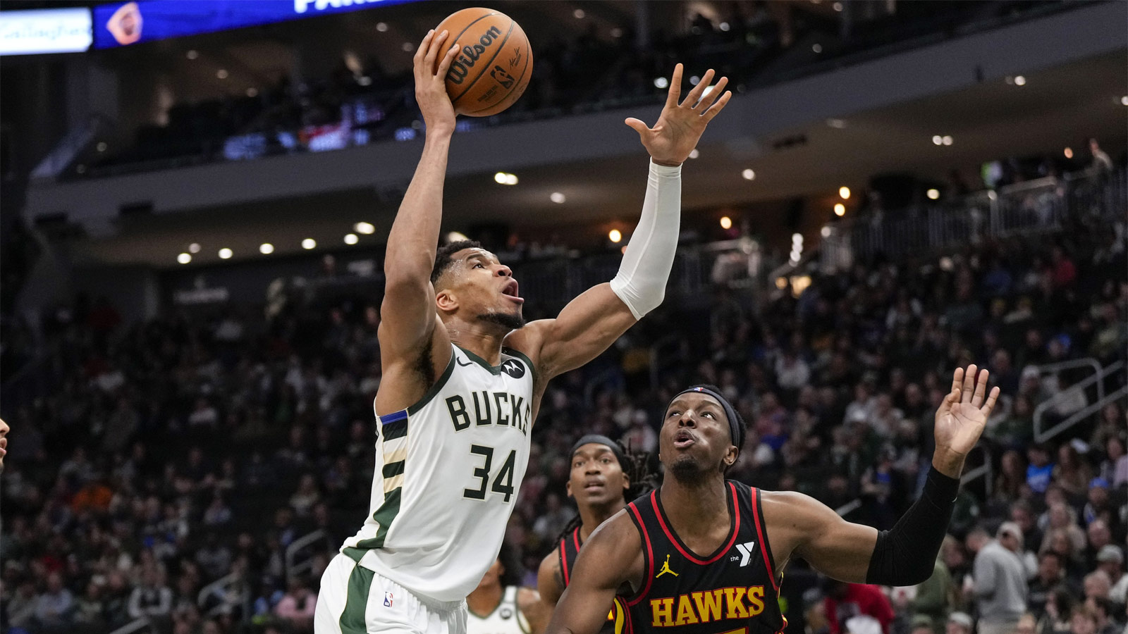 Bucks fans roast Shams Charania after Giannis Antetokounmpo nothing burger