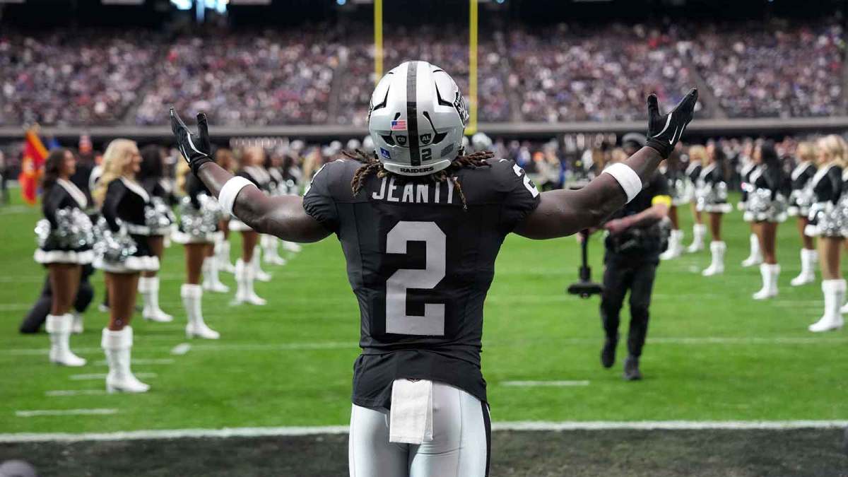 Las Vegas Raiders running back Ashton Jeanty (2) enters the field before the game against the New York Giants at Allegiant Stadium. Mandatory Credit: Kirby Lee-Imagn Images
