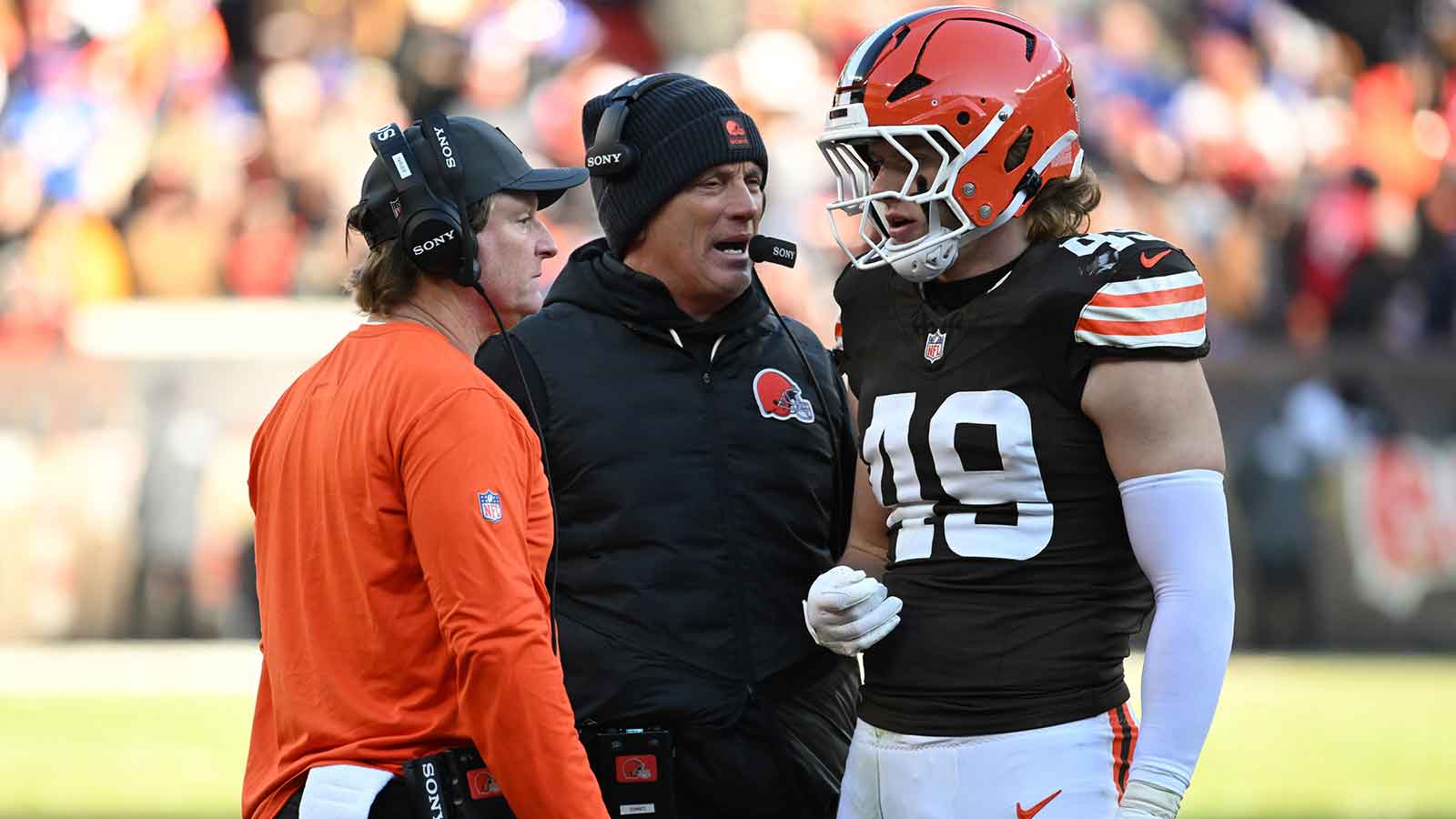Cleveland Browns linebacker Carson Schwesinger (49) talks with defensive coordinator Jim Schwartz on the during the second half against the Buffalo Bills at Huntington Bank Field.