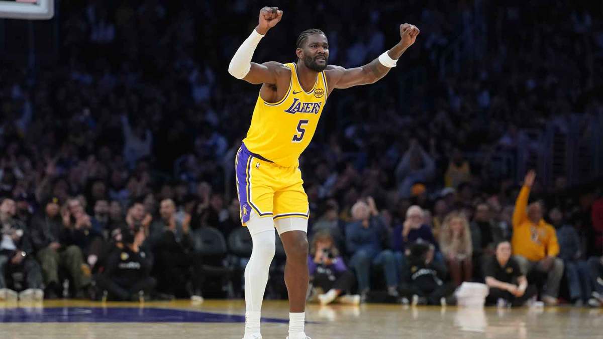 Los Angeles Lakers center Deandre Ayton (5) reacts against the LA Clippers in the first half at Crypto.com Arena.