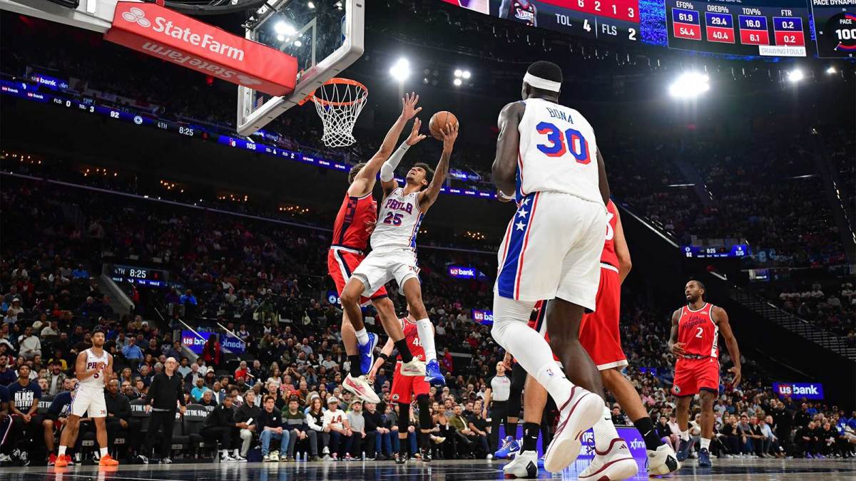 Philadelphia 76ers forward Dominick Barlow (25) moves to the basket against Los Angeles Clippers center Brook Lopez (11) during the second half at Intuit Dome.