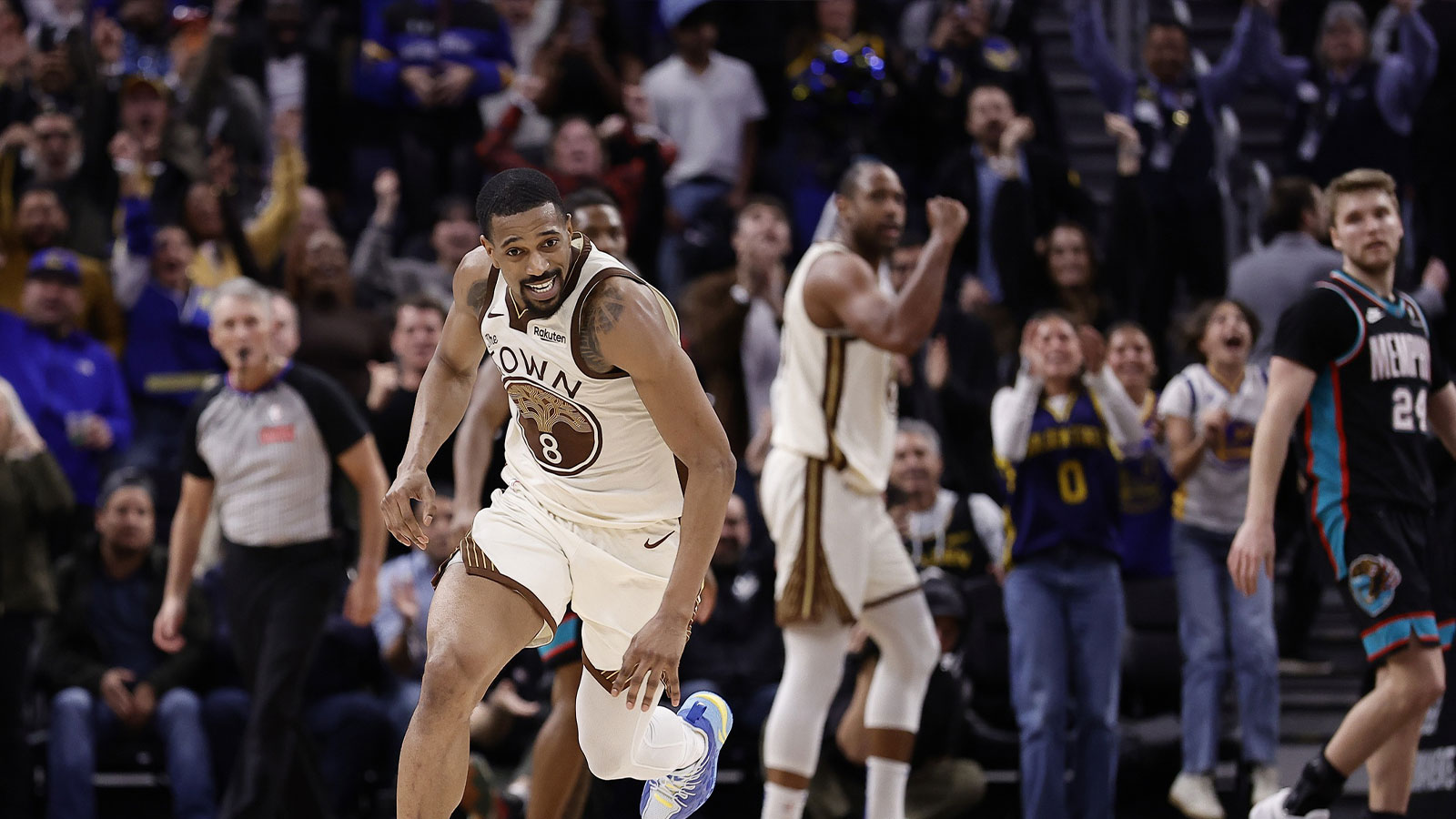 Golden State Warriors forward/center De'Anthony Melton (8) controls the ball in the final seconds against the Memphis Grizzlies during the fourth quarter at Chase Center. 