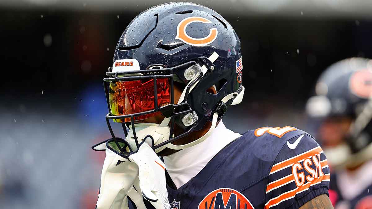Devin Hester gives the Bears advice on DJ Moore’s future amid trade rumors