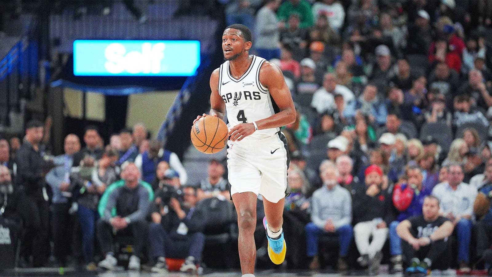 Is De’Aaron Fox playing tonight? Spurs vs. Mavericks injury report