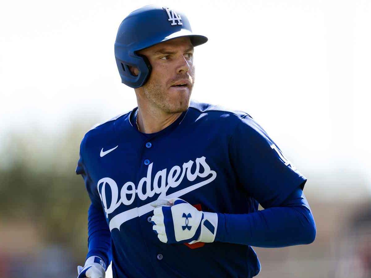 Dodgers news: Freddie Freeman's swing gets huge praise from Dave Roberts, his  dad