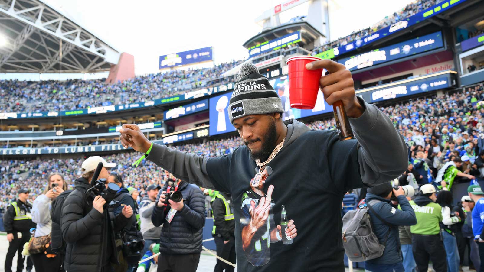 Ernest Jones IV was calling out Patriots plays during Super Bowl