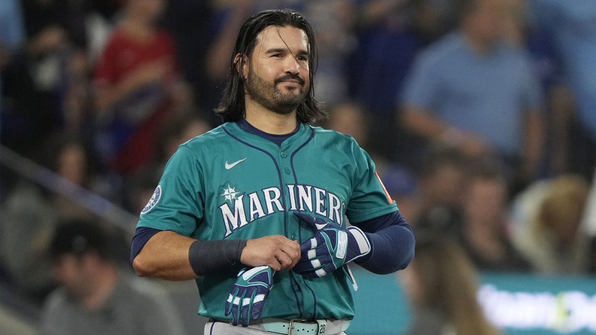 Seattle Mariners third baseman Eugenio Suarez (28) reacts after striking out against the Toronto Blue Jays in the second inning during game six of the ALCS round for the 2025 MLB playoffs at Rogers Centre