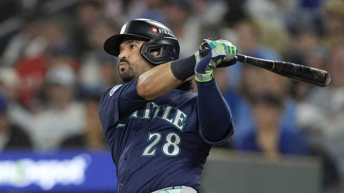 Seattle Mariners third baseman Eugenio Suarez (28) hits a single against the Toronto Blue Jays in the second inning during game seven of the ALCS round for the 2025 MLB playoffs at Rogers Centre.