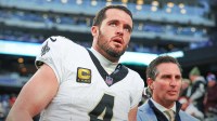 New Orleans Saints quarterback Derek Carr (4) walks off the field after field after an injury during the fourth quarter at MetLife Stadium.