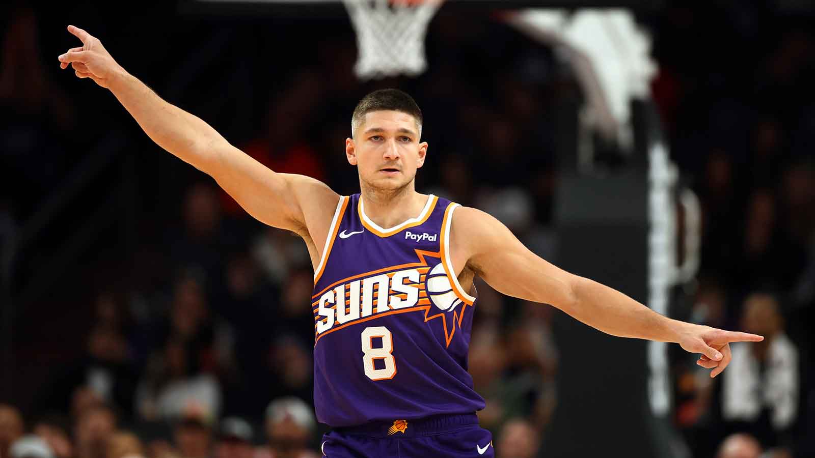Suns’ Grayson Allen limps to locker room after awkward fall vs. Warriors